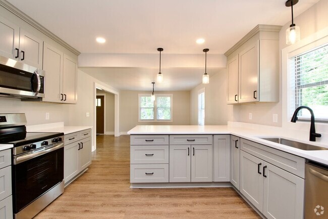 Building Photo - Now Leasing for Fall 2025! $1000 Per Bedro... Rental
