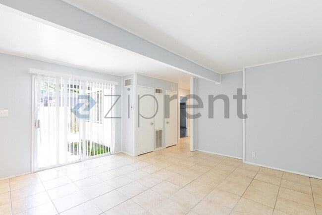 Building Photo - Unit