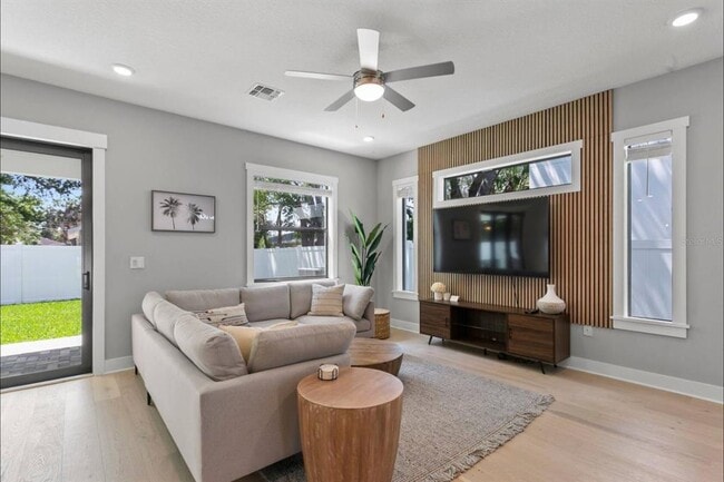 Photo - 914 N Newport Ave