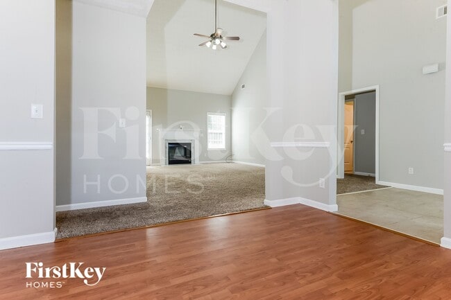 Photo - 381 Glouchester Dr