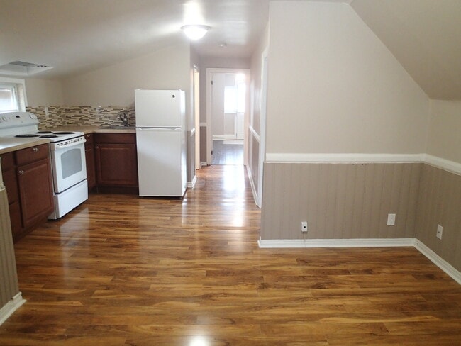 Photo - 179 Wood St E