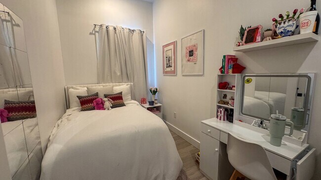 Photo - Oak Street 3 Bedroom - Half Block From Campus! Text (510)-631-1171 for more info! Unit 7214 Oak  A Rear