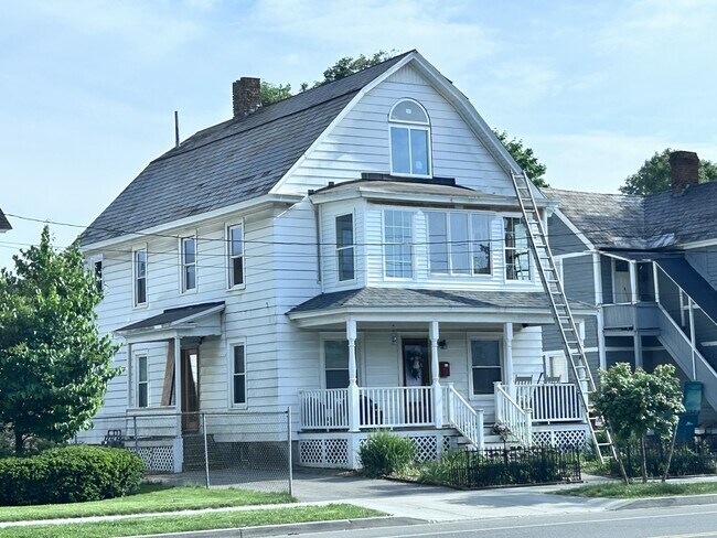 Nuevo porche de 3 estaciones - 31 Dix Ave Unidad 2