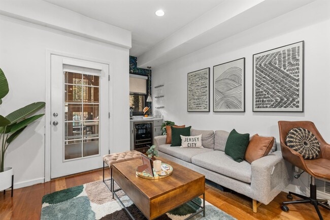 Photo - 447 Pavonia Ave Unidad 1L