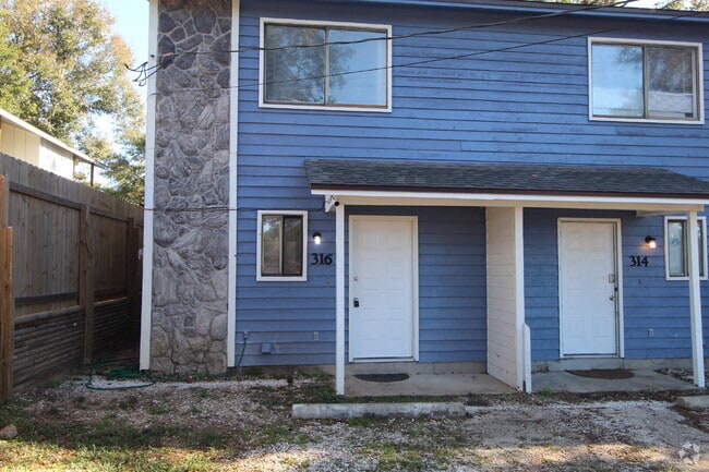 Building Photo - Convenient 2BD/1.5BA End-Unit Townhome Nea...