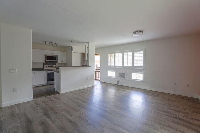 Building Photo - Rarely Available !  Beautiful 3-Bedroom Corner Unit – Pet Friendly & Spacious!