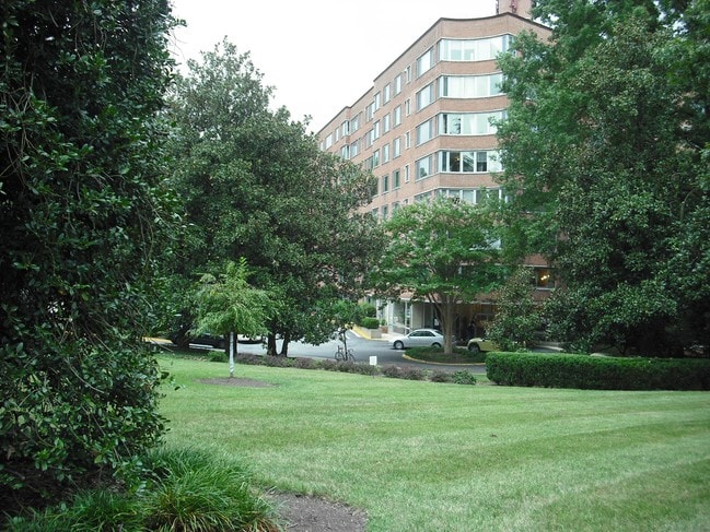 Building Photo - 4200 Cathedral Ave NW Unit 1108