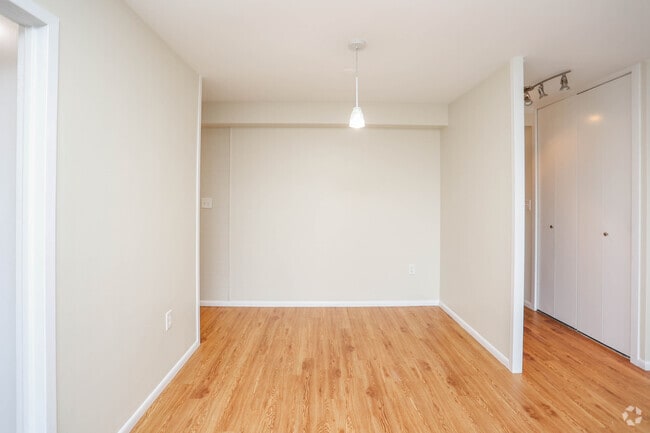 1BR, 1BA - 750 SF - Dining Room - Maxon Towers