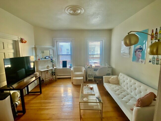Building Photo - 111 H St Unit 1
