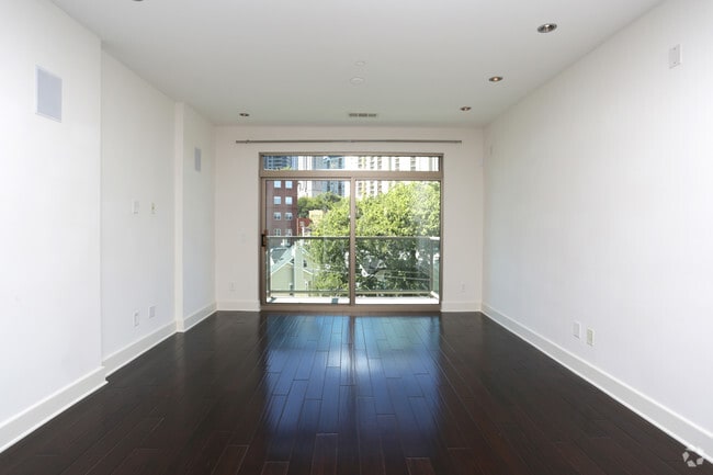 1BR, 1BA - 750 SF