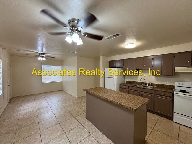 3 Bed/1 bath SF Home in Hawthorne- MUST SEE! - 3 Bed/1 bath SF Home in Hawthorne- MUST SEE!