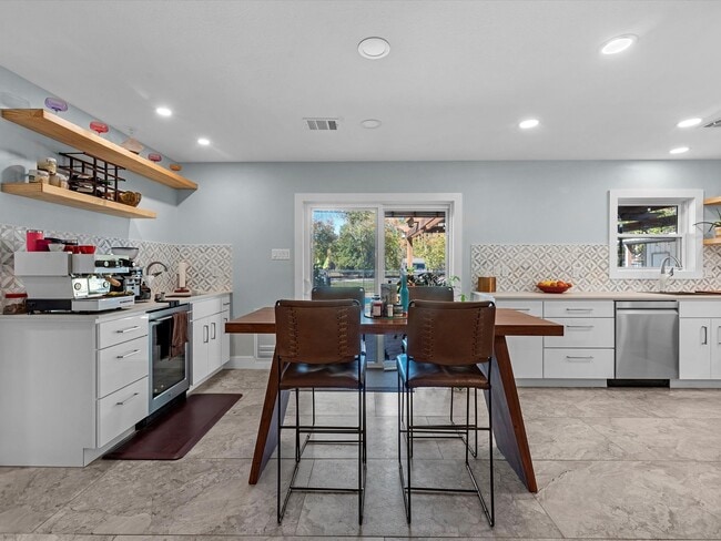 Photo - 712 Barbara St