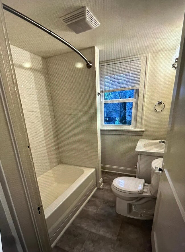 Photo - 811 E 52nd St