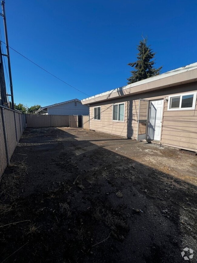 Building Photo - VMH-Vine Maple Triplex Unit 806-QU Rental