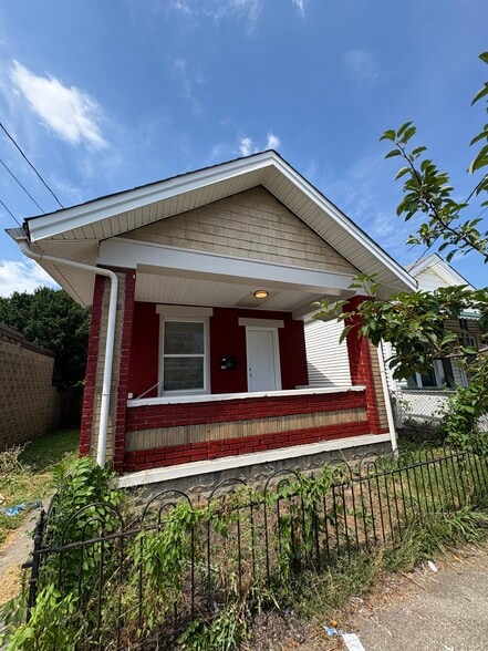 122 W 15th St