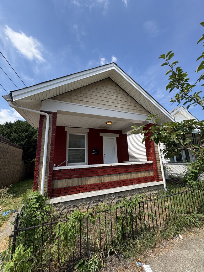 Building Photo - 122 W 15th St Rental