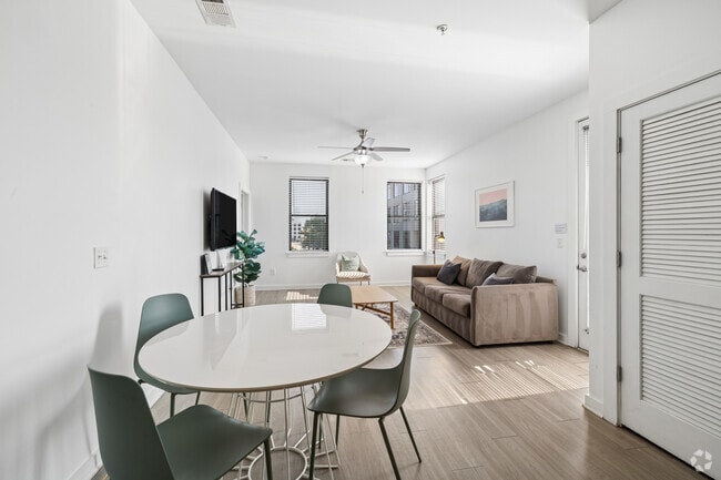 B2 2 habitaciones, 2 baños - 900 pies cuadrados - Comedor - Midtown Place