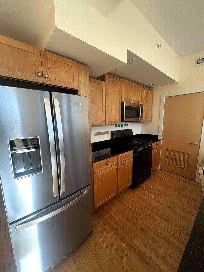 Building Photo - 17 Ivaloo St Unit 9