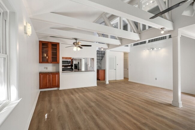 Building Photo - Newly Renovated 3BD/2BA Penthouse, 1/2 Blo... Unit A