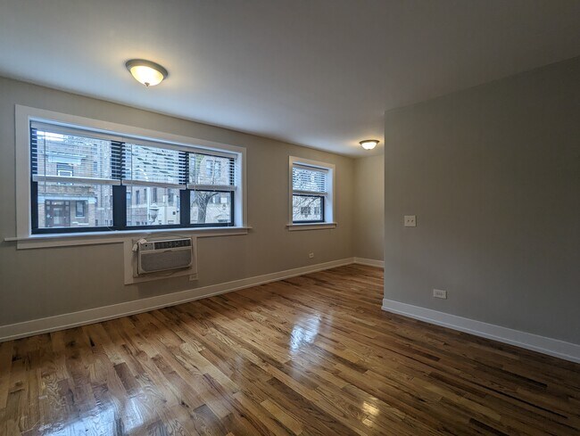 Photo - 510 W Briar Pl Apartments