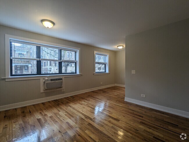 Building Photo - 510 W Briar Pl Rental