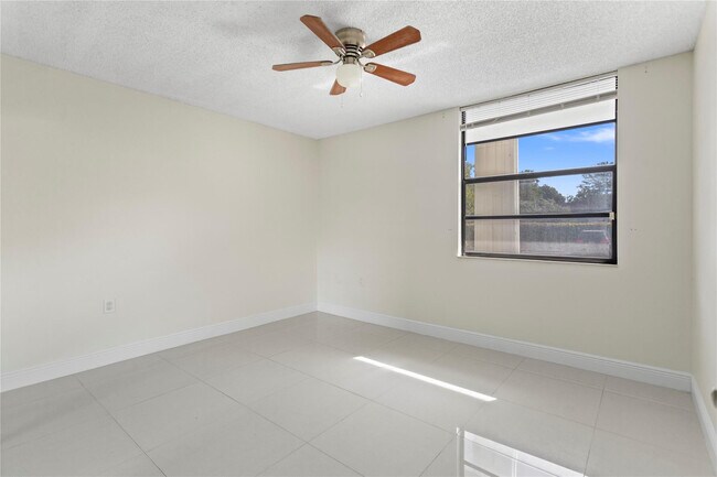 Photo - 1719 Whitehall Dr