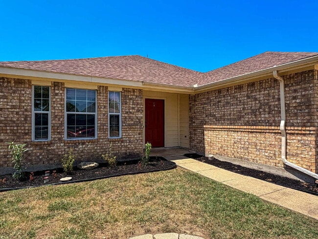 Photo - 3 Bed, 2 bath home in Burleson ISD - Great Location!