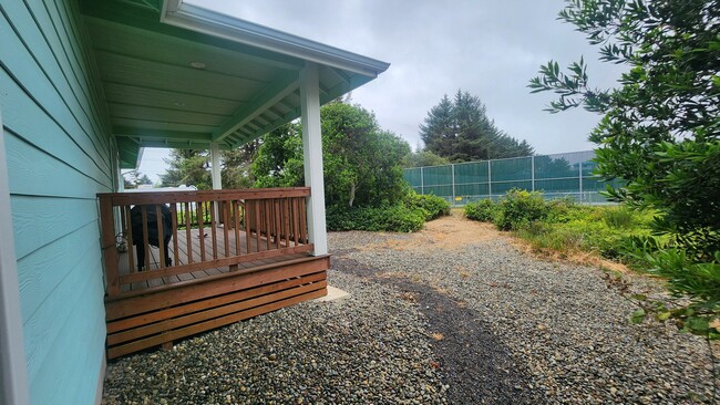 109 N Port Loop NW