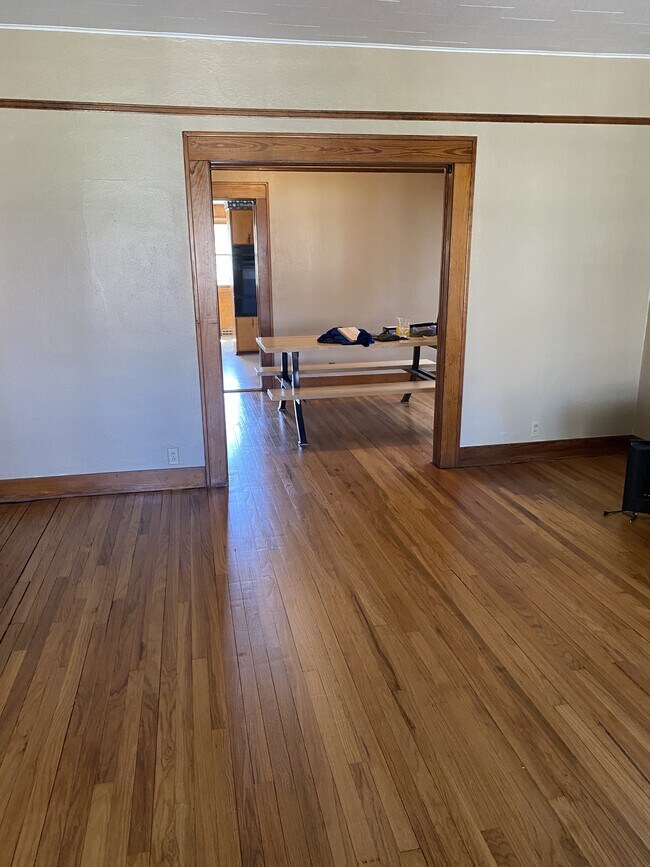 Photo - 817 W Walnut St