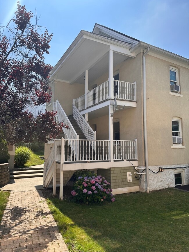 Building Photo - 18 Berrian Pl Unit B