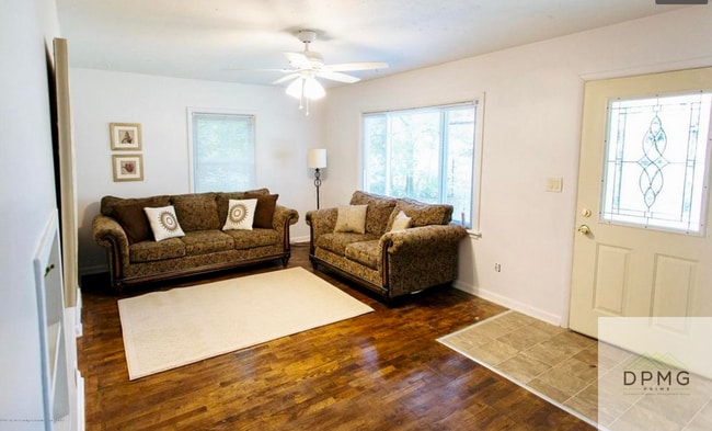 Photo - 621 W Hodge Ave