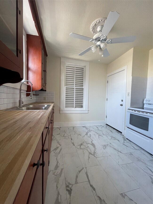 Photo - 1402 Winnie St