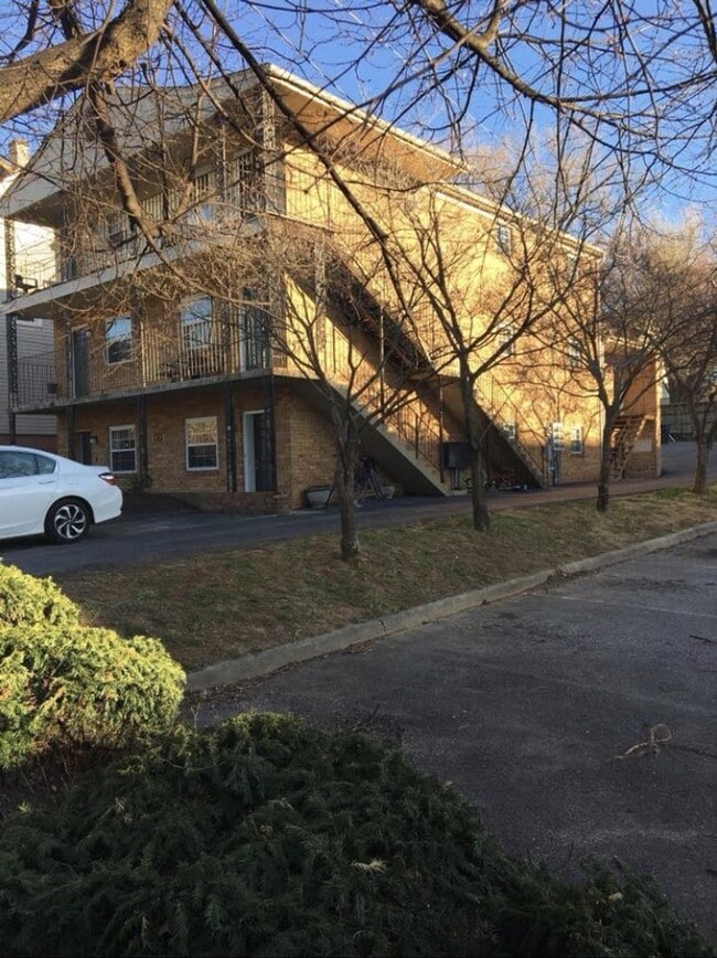 Building Photo - Large 2 Bedroom, 1 Bath Apartment in Old SW