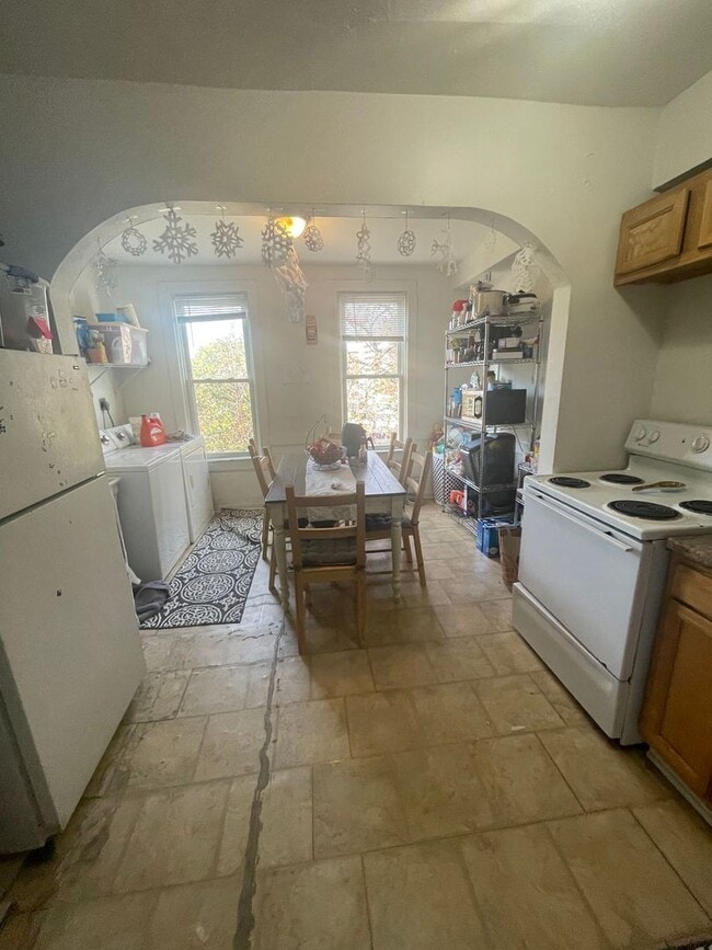 Building Photo - 27 Welsford St Unit 02