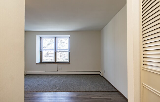 3245 N Oakland