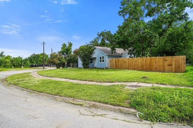 Photo - 1615 Hiller St