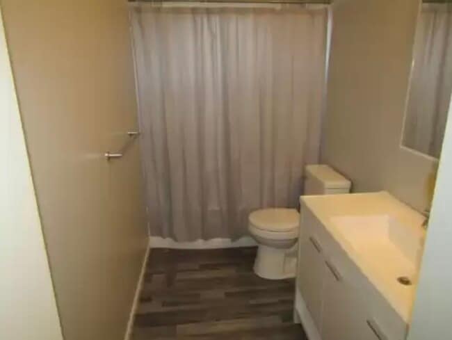 Baño - 617 Lena Ave