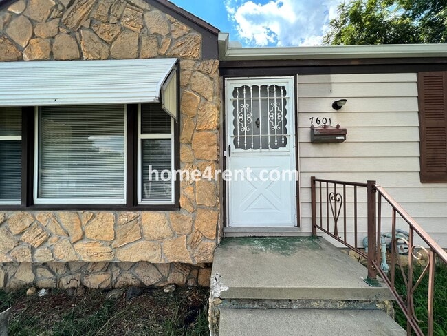 Photo - Cozy Ranch Style Home in KCMO w/ Wood Floors and a Fenced in Yard!