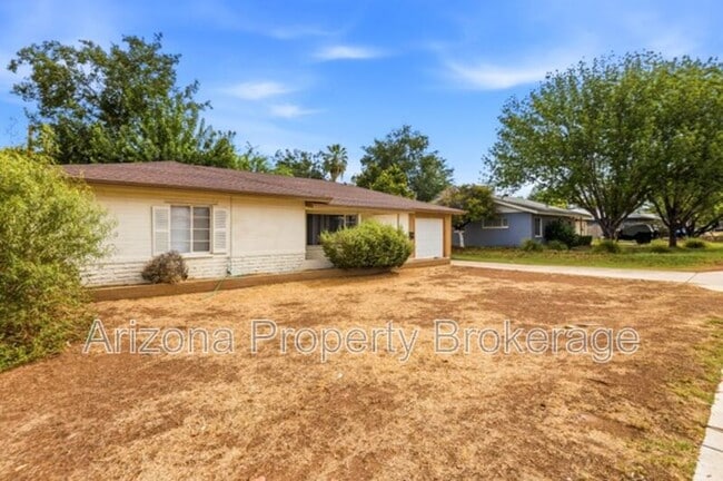 Photo - 4640 E Oak St