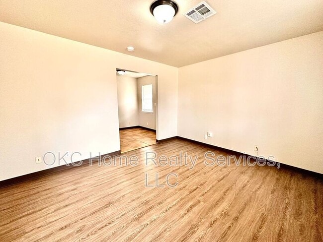 Photo - 19 W Thatcher St