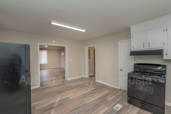 Photo - 102 Curry St
