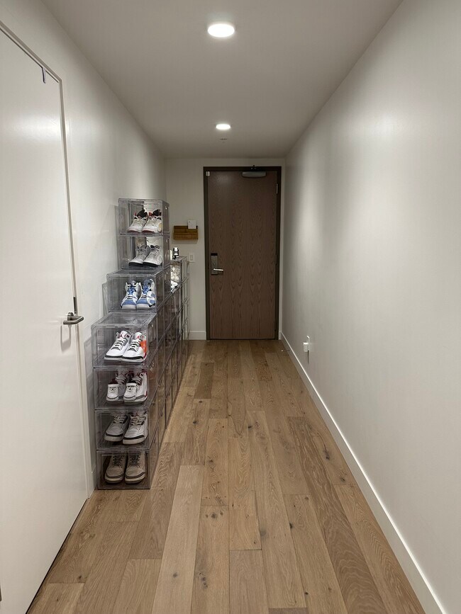 Entry Way - 188 W Saint James St Unit 10615