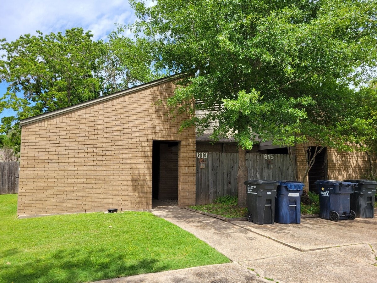 College Station - 2-bedroom, 1-bath Duplex for lease in College Station, on TAMU Shuttle. - College Station - 2-bedroom, 1-bath Duplex for lease in College Station, on TAMU Shuttle.