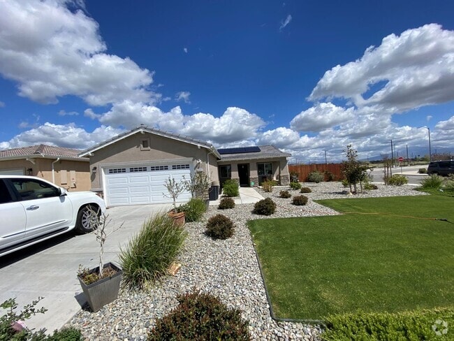 Building Photo - 4 Bed 2 Bath Home in NE Bakersfield!