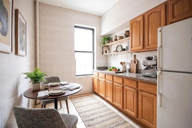 Building Photo - 207 Henry St