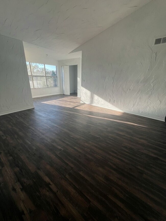 Photo - FIRST MONTH FREE- LAMINATED FLOOR 2/2 COND...