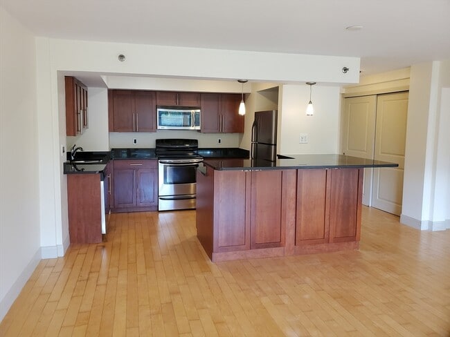 Building Photo - 1600 Beacon St Unit 806 Rental