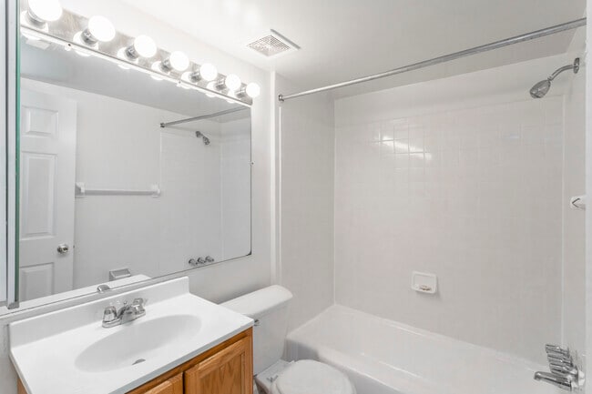 1 BR, 1 BA - 825 SF