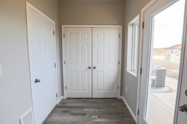 Photo - 3309 6th Way E