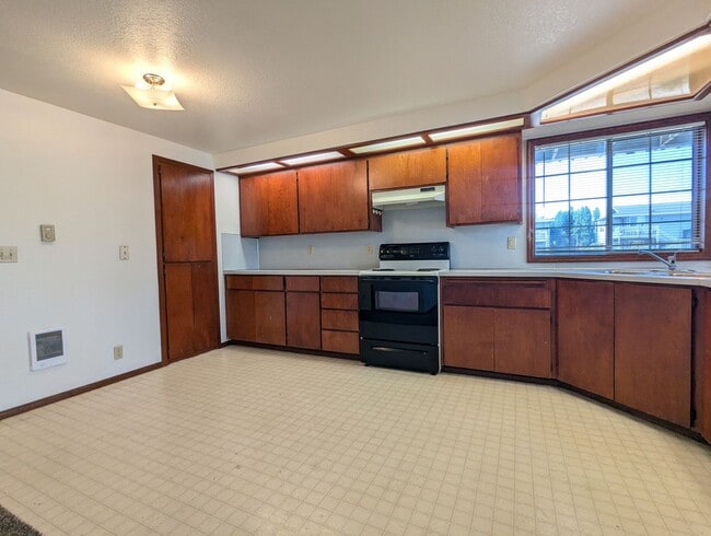Photo - Great first floor 2bed/1 bath apartment